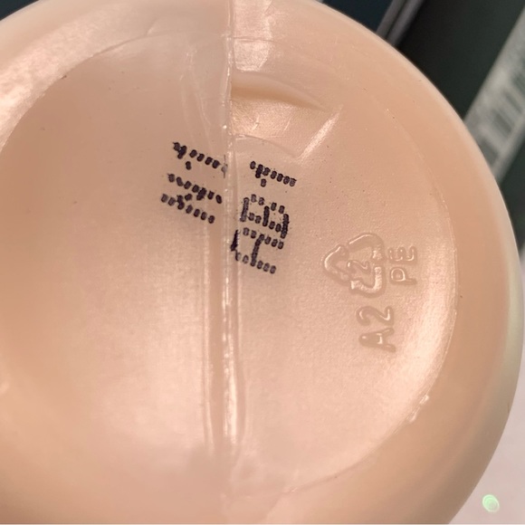 Mac Face and Body Foundation N1 - Picture 2 of 2